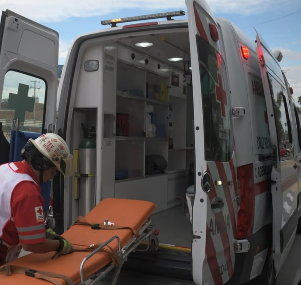 Un hombre que se recargó en el barandal de un balcón cayó y murió camino al hospital.