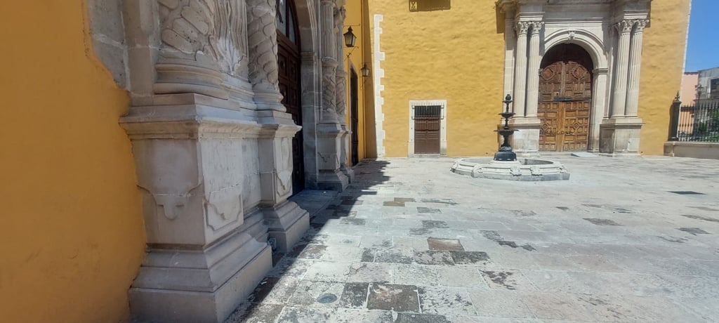 Limpian cantera en fachada de la UJED e iglesia San Juanita de los Lagos