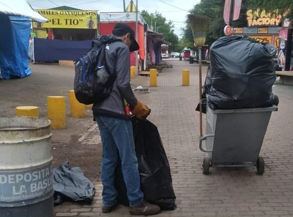 Personal. Son tres turnos en los que trabajan para hacer el barrido manual en la Feria.