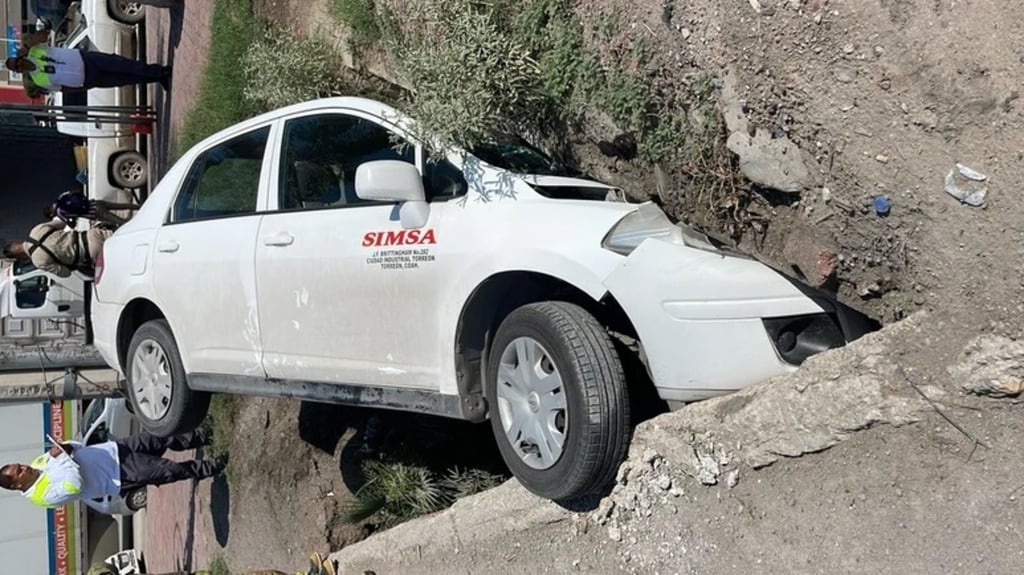 Hecho. Un vehículo volcó frente al puente Hamburgo de Gómez Palacio; estuvo a punto de caer a un canal.