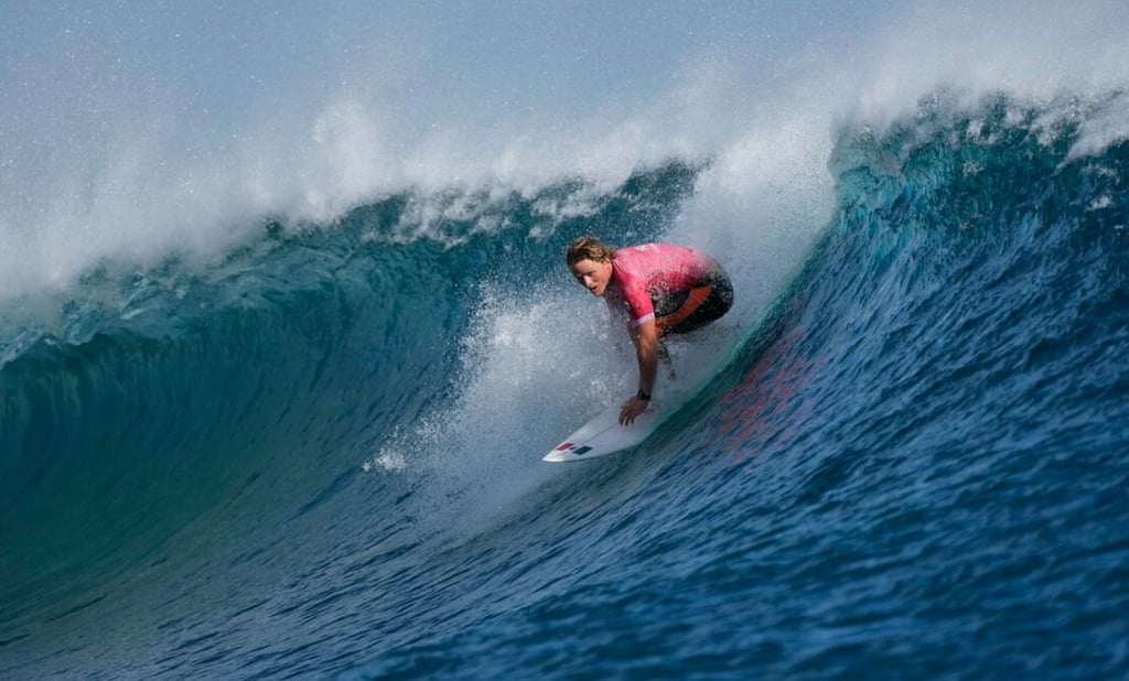 París 2024: Surfista mexicano Alan Cleland avanza a los Octavos de Final