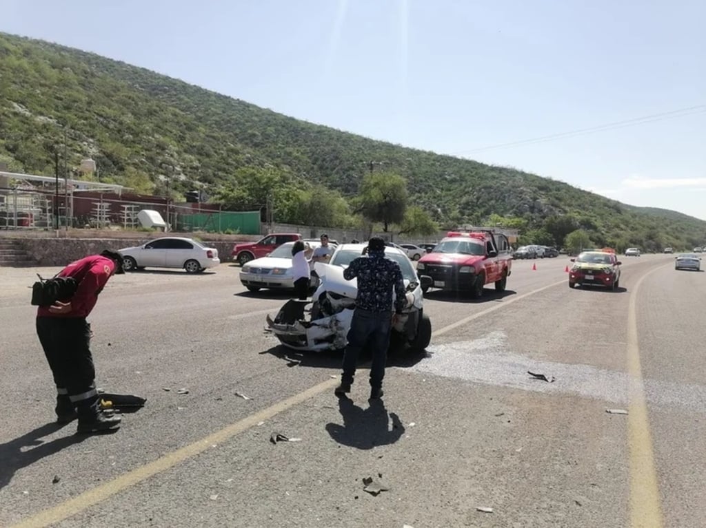 Choque. Se registra aparatoso accidente vial en el ejido Los Ángeles de Lerdo. Los hechos ocurrieron cerca de las 9:45 horas sobre la carretera libre Gómez Palacio-Durango.