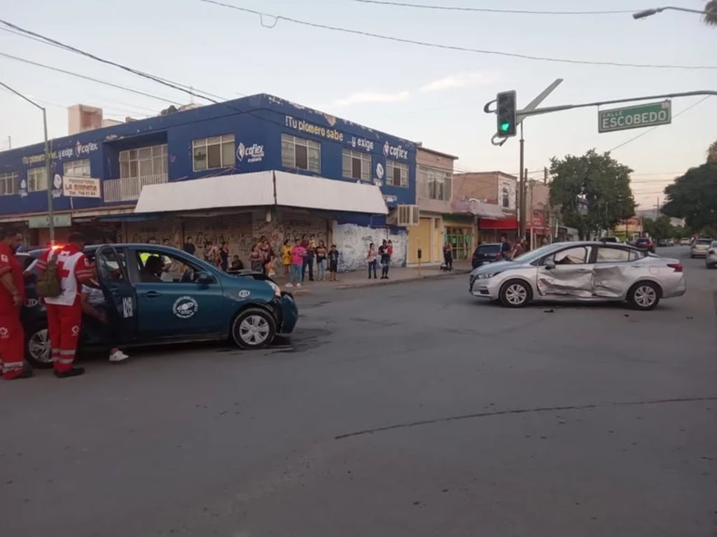 Hecho. Chocan taxi y auto particular en el Centro de Gómez Palacio. Conductores argumentaron luz verde en el semáforo