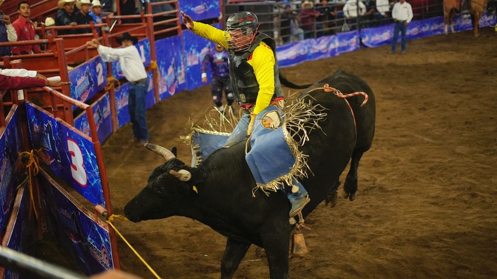 Competencia. La Feria Nacional Francisco Villa se vistió de vaquera con el Rodeo Extravaganza.