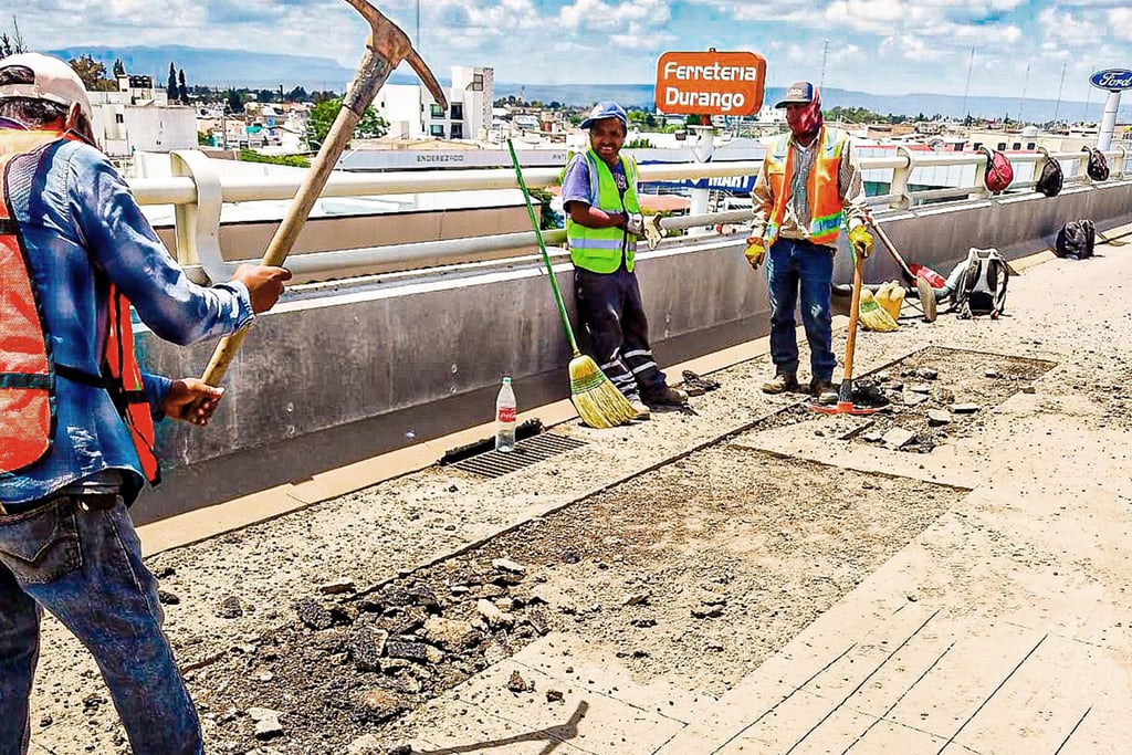 A casi 2 años de que se entregó, dan mantenimiento a puente 'Francisco Villa'