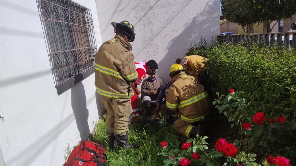 Atienden a electrocutado tras caer de un segundo piso en Durango