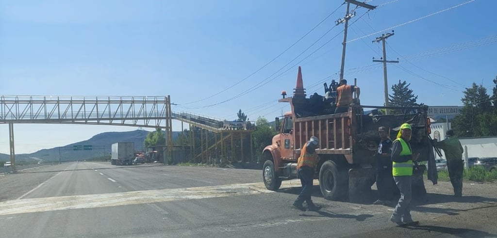 Bacheo. Las carreteras federales cumplieron ya un año sin mantenimiento y los daños siguen apareciendo.