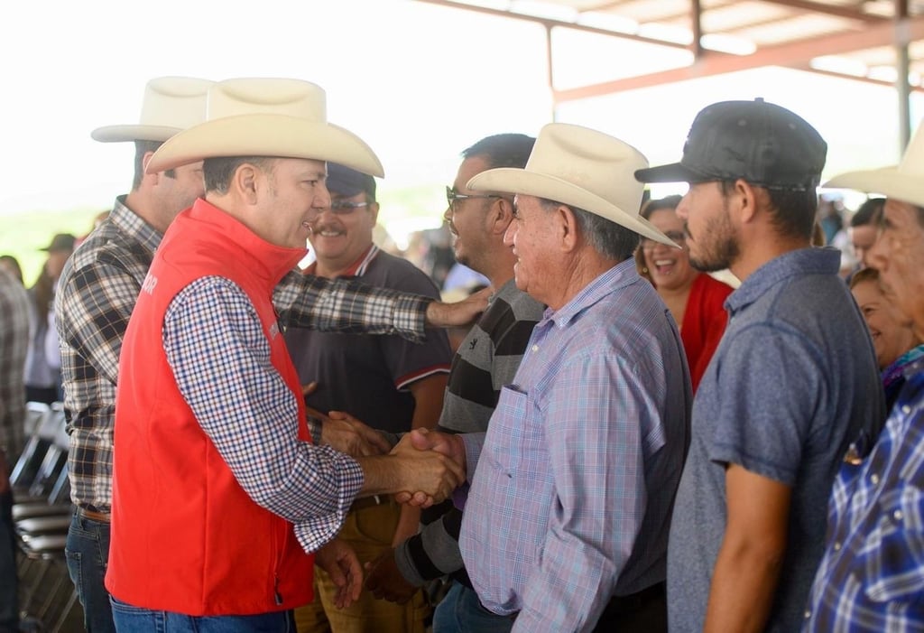 Ayuda. Más de mil productores se beneficiaron con el programa que les llevó Esteban Villegas, con 320 toneladas de semilla de avena. 