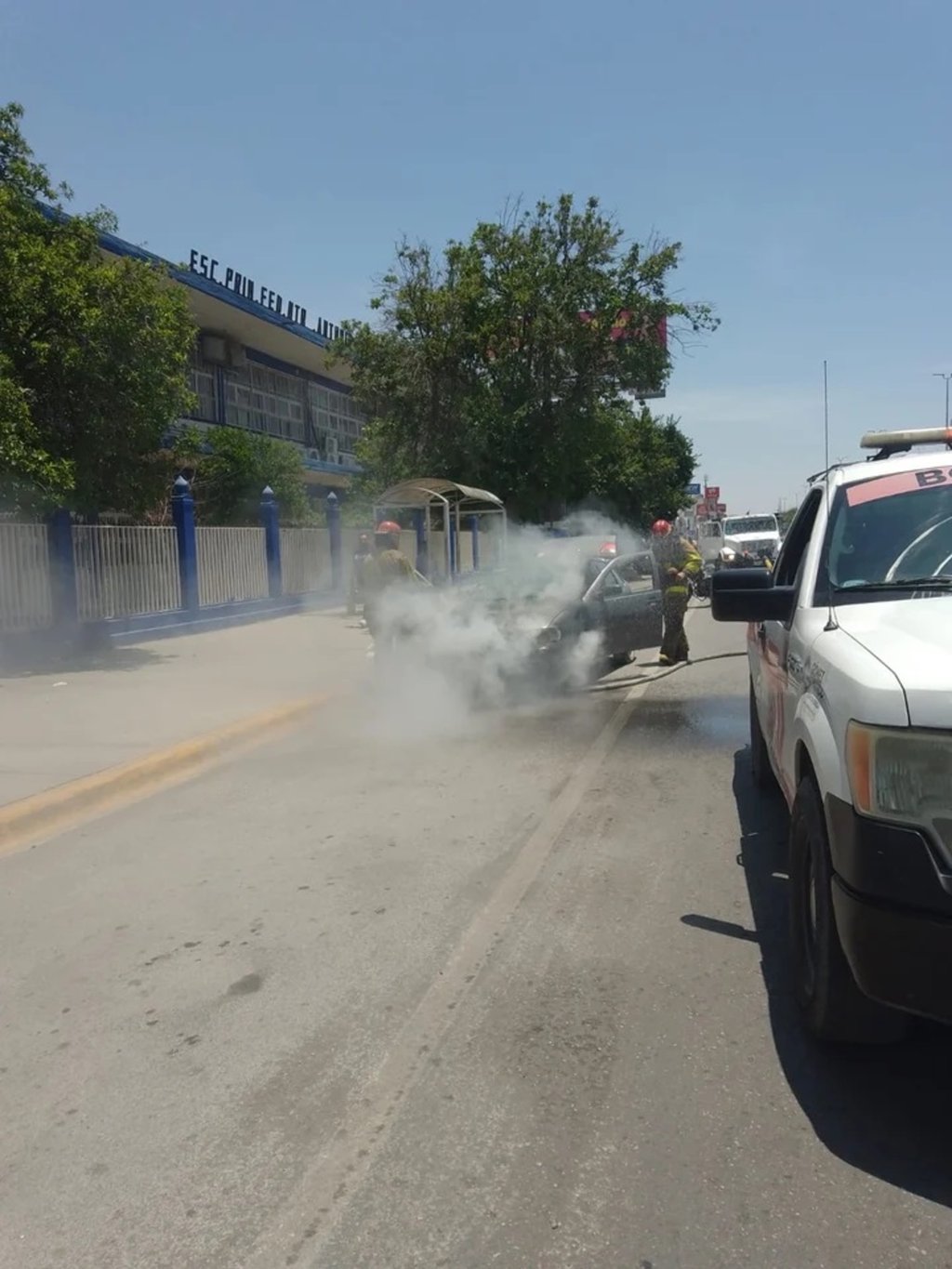 Hecho. La tarde de este miércoles se registró el incendio de un vehículo sobre el bulevar Miguel Alemán de la ciudad de Gómez Palacio.