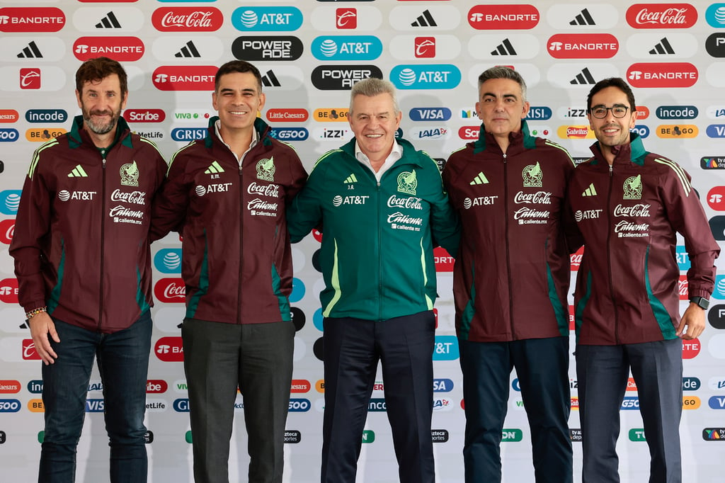 Cuerpo técnico. El entrenador de porteros, Joseba Ituarte; auxiliar técnico, Rafael Márquez; director técnico de la selección nacional mexicana de futbol, Javier Aguirre; auxiliar técnico, Toni Amor y el preparador físico, Pol Lorente, posan durante una conferencia de prensa en la Ciudad de México.