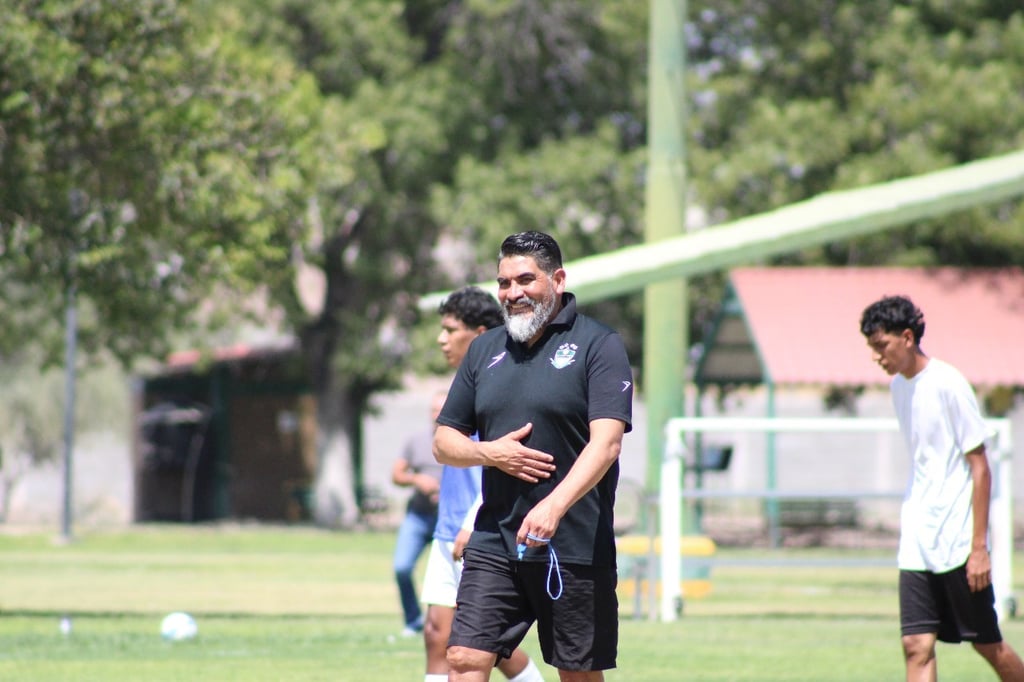 Elección. El téncico de Alacranes de Durango Ricardo Rayas seleccionó a siete jóvenes de La Laguna para darles seguimiento y que puedan ser parte del equipo,