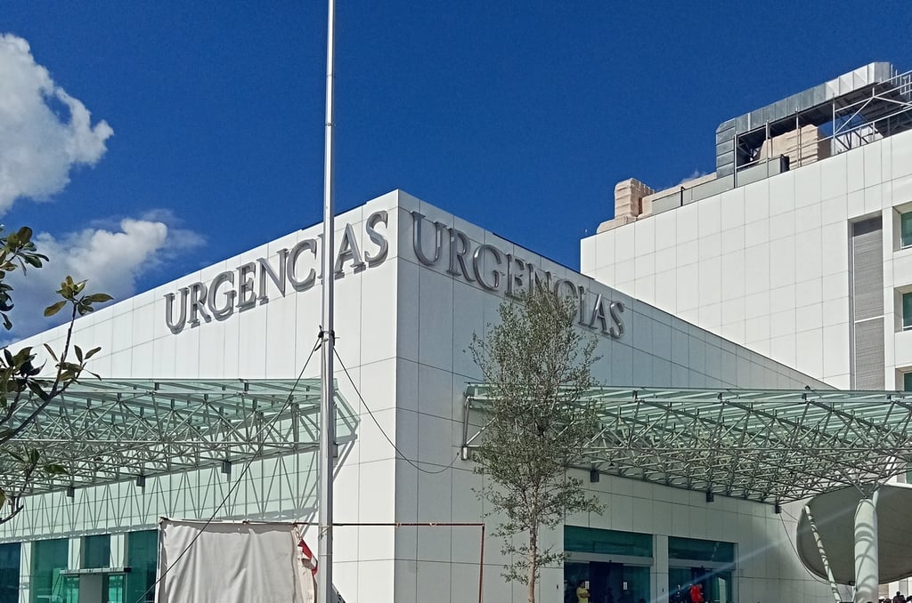 Una mujer golpeada por su esposo es atendida en el hospital.
