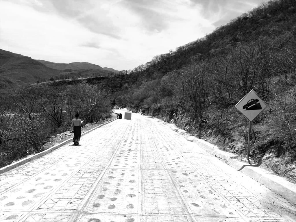 Artesanales. En estos momentos, el INPI trabaja con 10 caminos artesanales; se trata de cinco kilómetros de camino que sale de una comunidad con este tipo de trabajos, un grosor de 20 centímetros de cemento y el diseño artesanal con piedras.