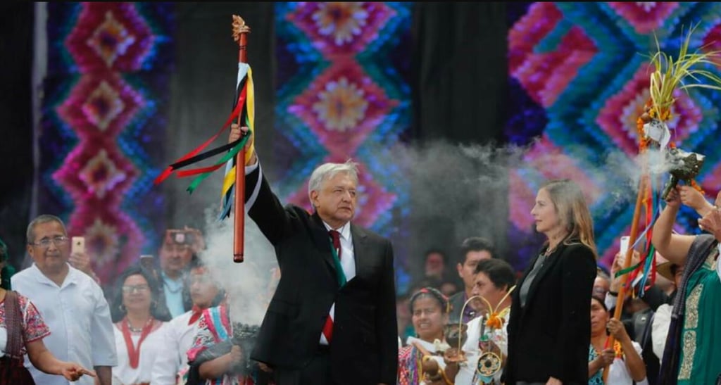 Presidencia pagará 700 mil pesos por retrato al óleo de AMLO con bastón de mando