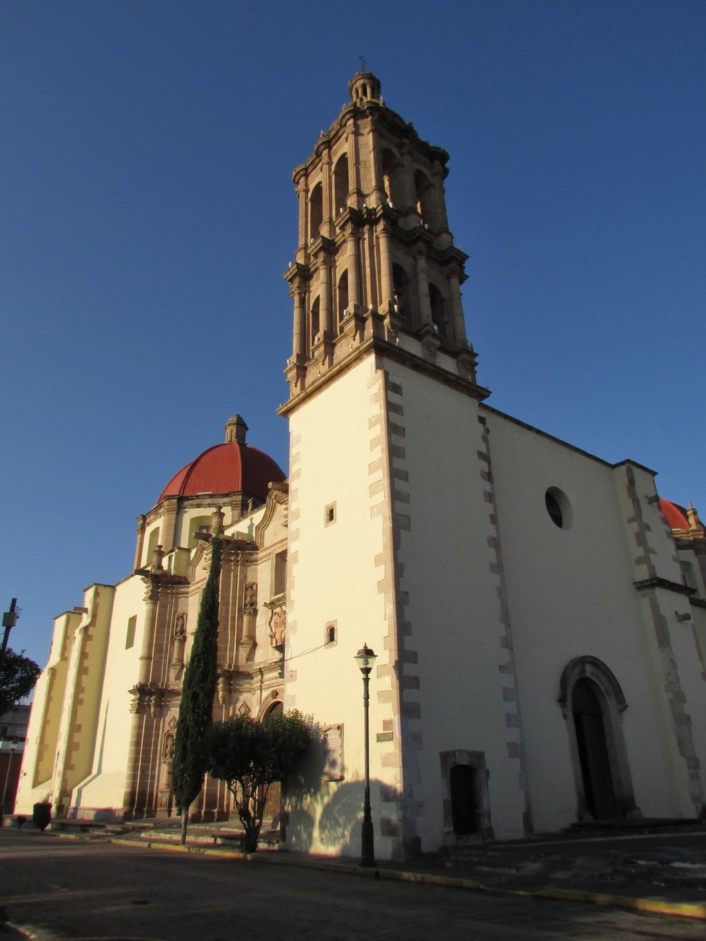 El Templo de Santa Ana y Alberto M. Alvarado