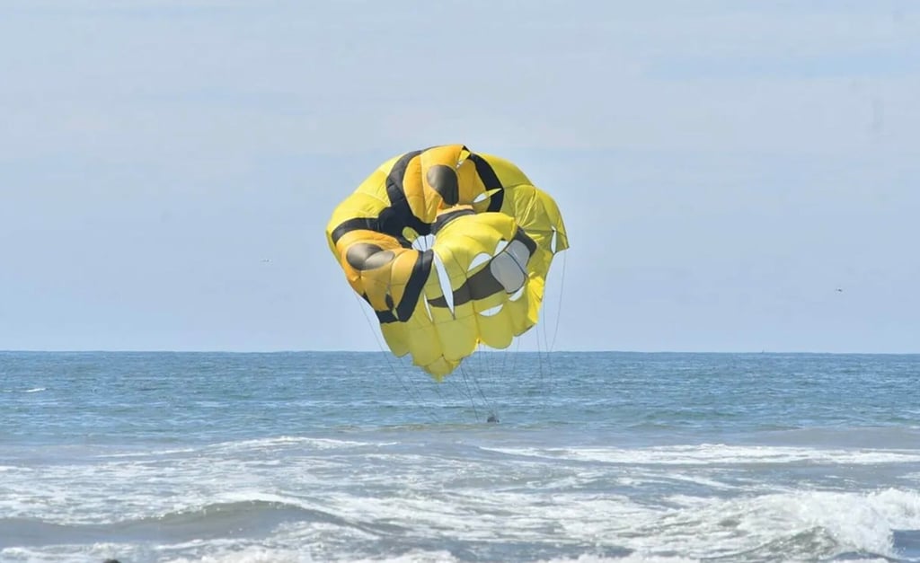 Mujer cae al mar al desplomarse su parachute en la Zona Dorada de Mazatlán