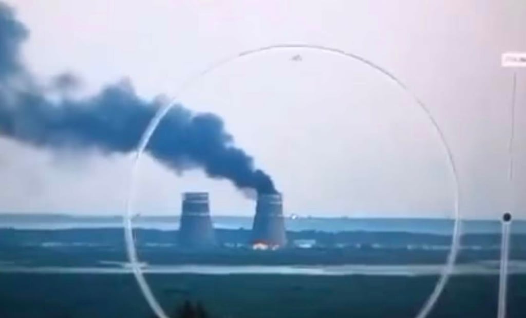Reportan incendio en la torre de refrigeración de la central nuclear de Zaporiyia, en Ucrania