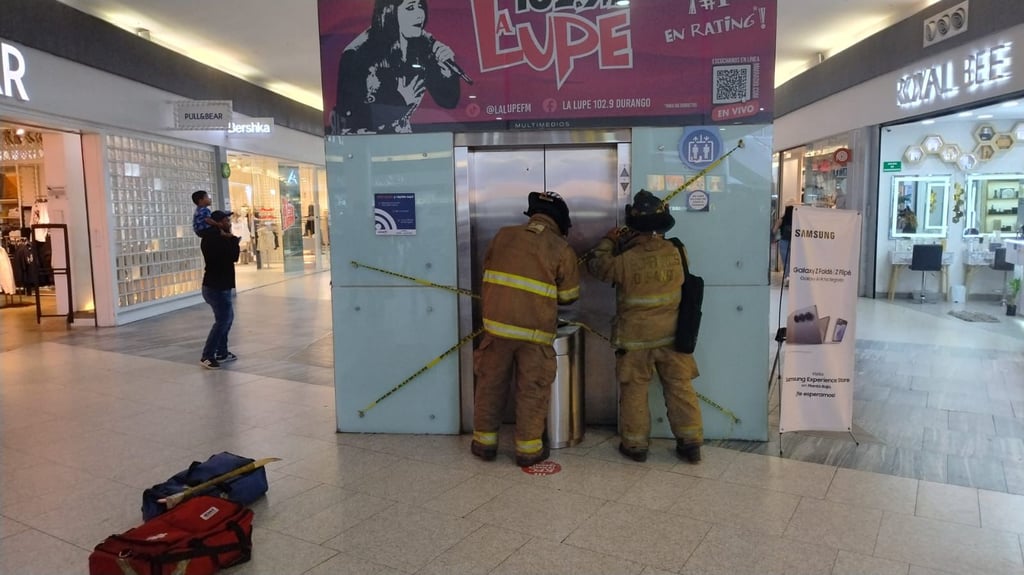 Personas quedaron atrapadas en elevador de Paseo Durango