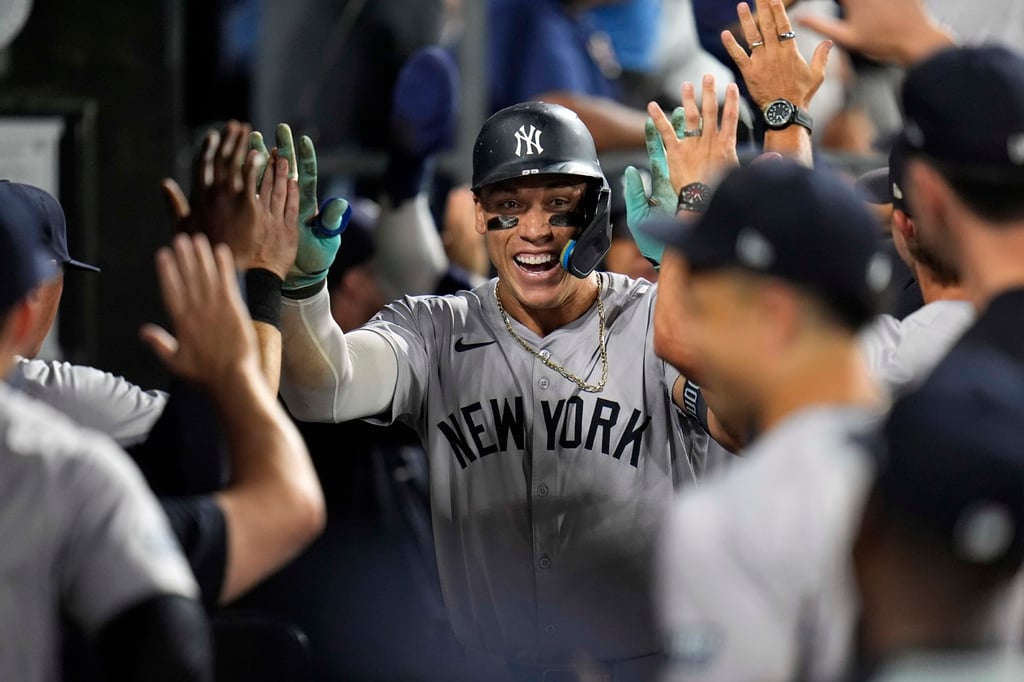 Marca. Aaron Judge, bateador designado de los Yankees de Nueva York, celebra tras conseguir el jonrón número 300 en su carrera.