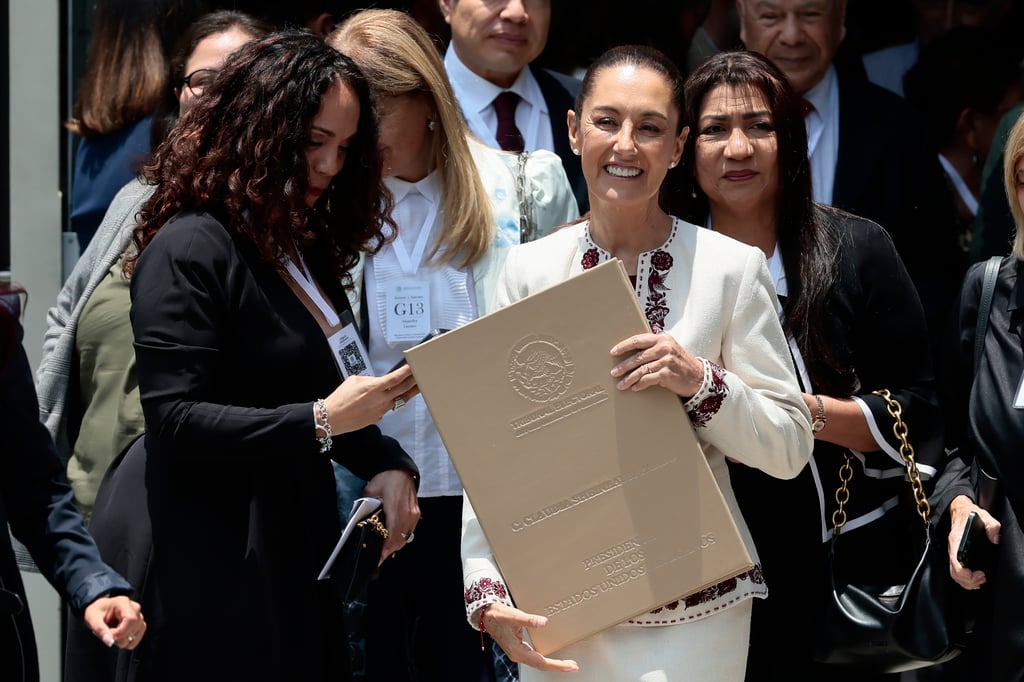 Claudia Sheinbaum recibe constancia que la acredita como la primera presidenta de México 