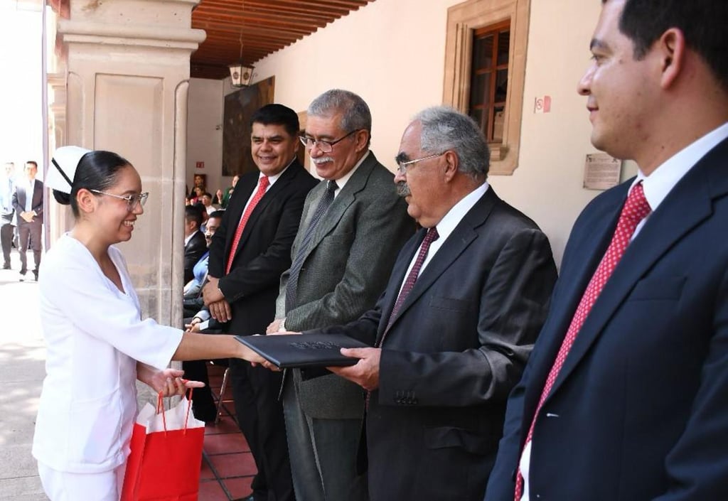 El rector Solís Ríos subrayó la importancia de recordar los orígenes de la UJED.