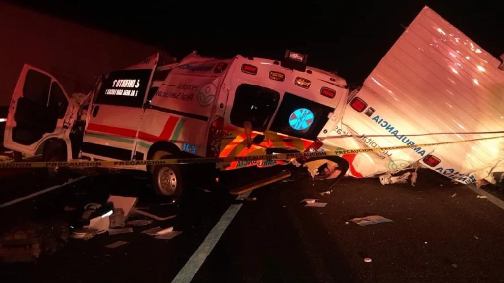 Choque de ambulancia con tractocamión deja 4 muertos
