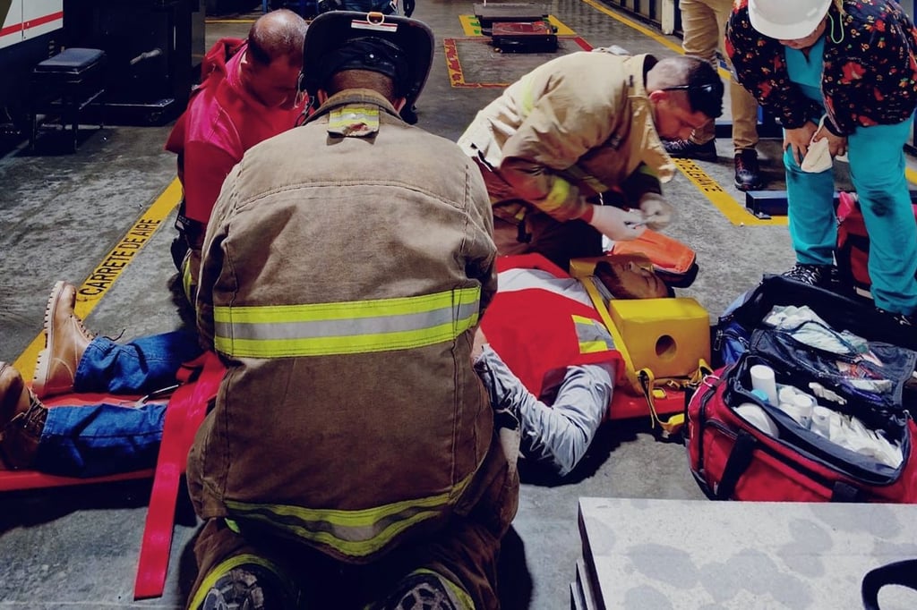 Hombre cae de 10 metros de altura de una nave industrial en carretera a México