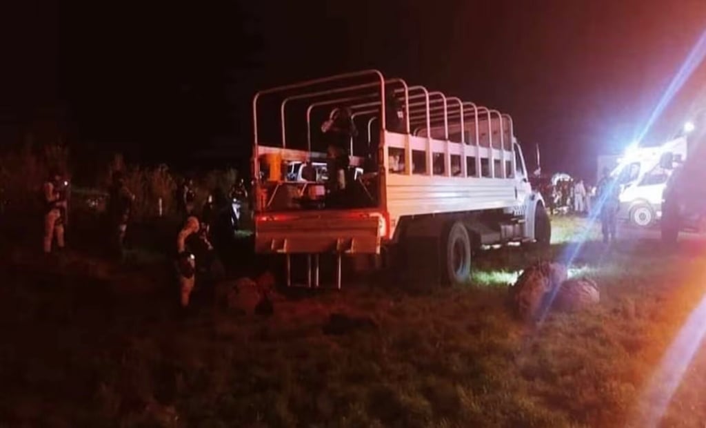 Una persona muerta y 24 heridos tras volcarse camión de la Guardia Nacional