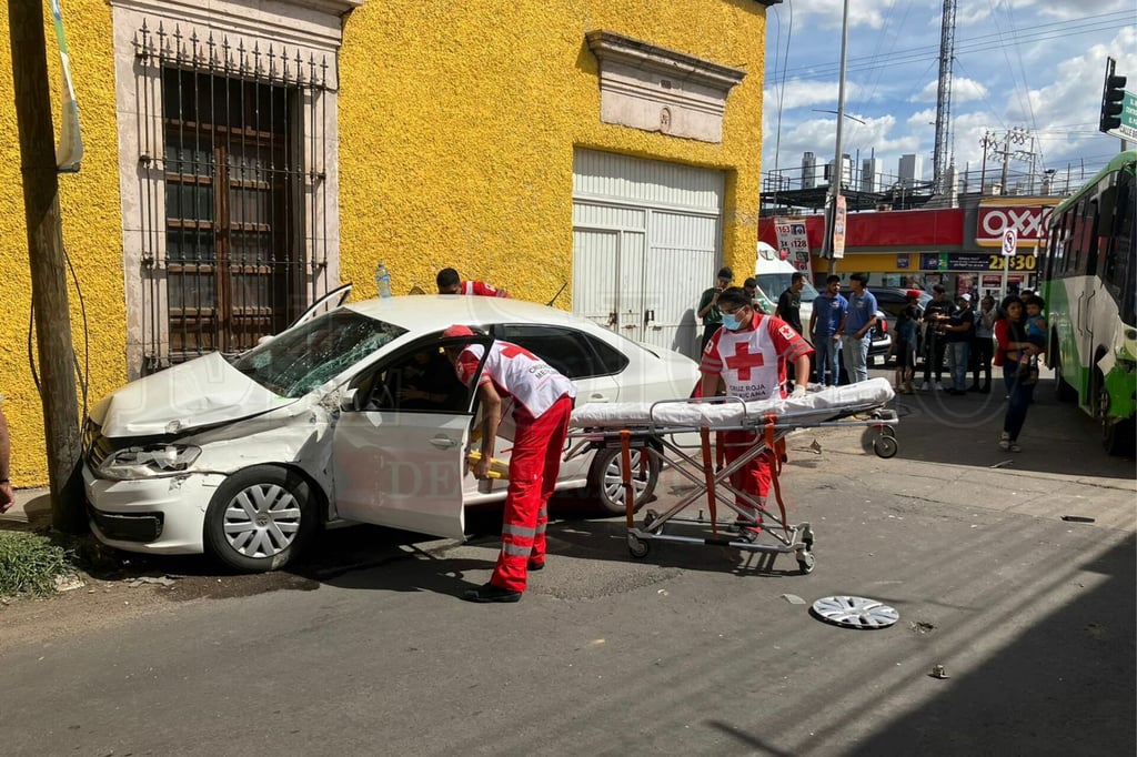 Camión de ruta impacta auto particular con embarazada a bordo, en calle Bravo