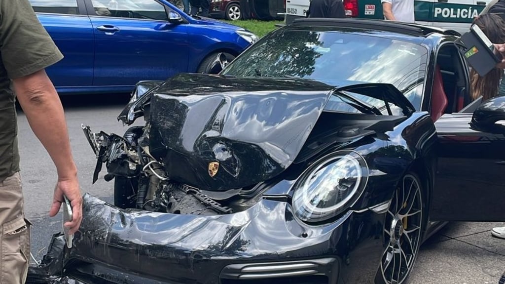 Porsche choca y vuelca una camioneta tras ir a exceso de velocidad