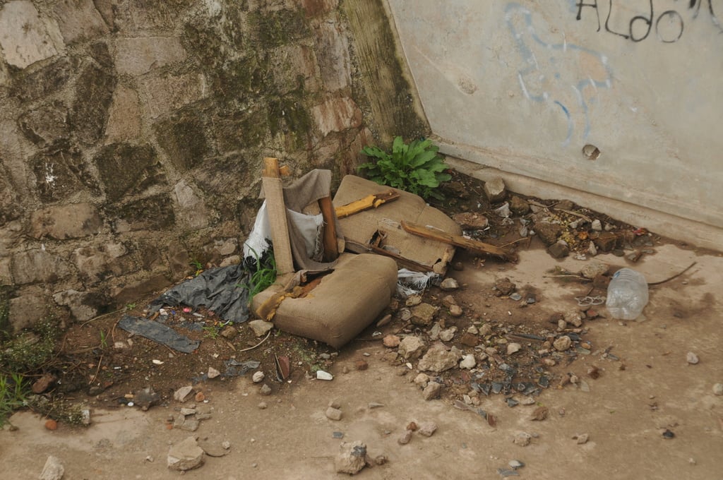 Limpieza. A pesar de los llamados a no tirar basura ni escombros en los espacios públicos, la gente sigue tirando.
