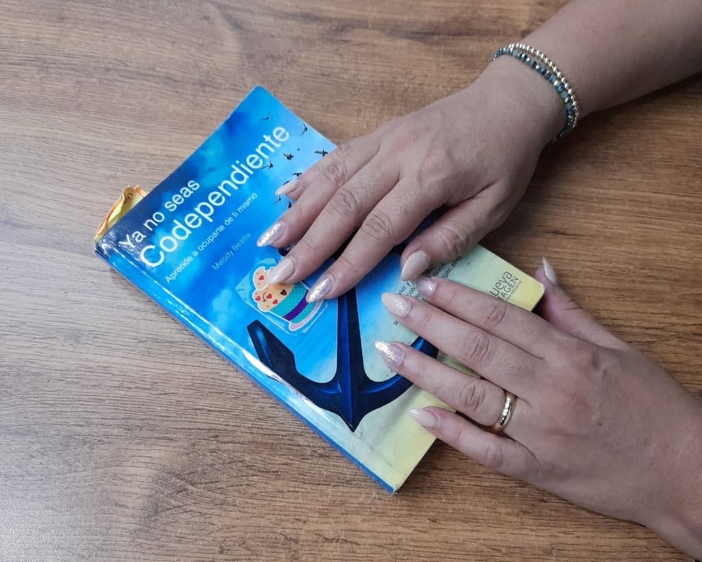 Características. Una persona codependiente necesita el reconocimiento y aceptación de los demás; por la baja autoestima busca sentirse necesitada, valorada y amada, pero hace daño.