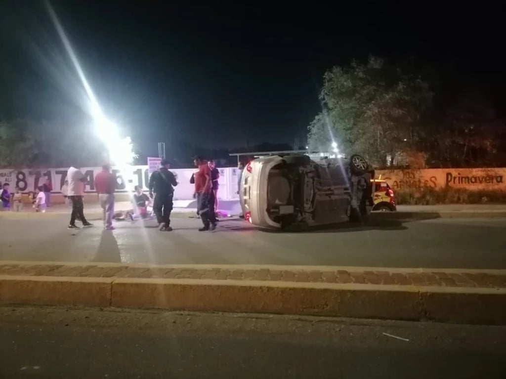 Accidente. Vuelca vehículo con dos jóvenes a bordo en Lerdo, cuando circulaban de sur a norte sobre el bulevar Villa de las Flores.