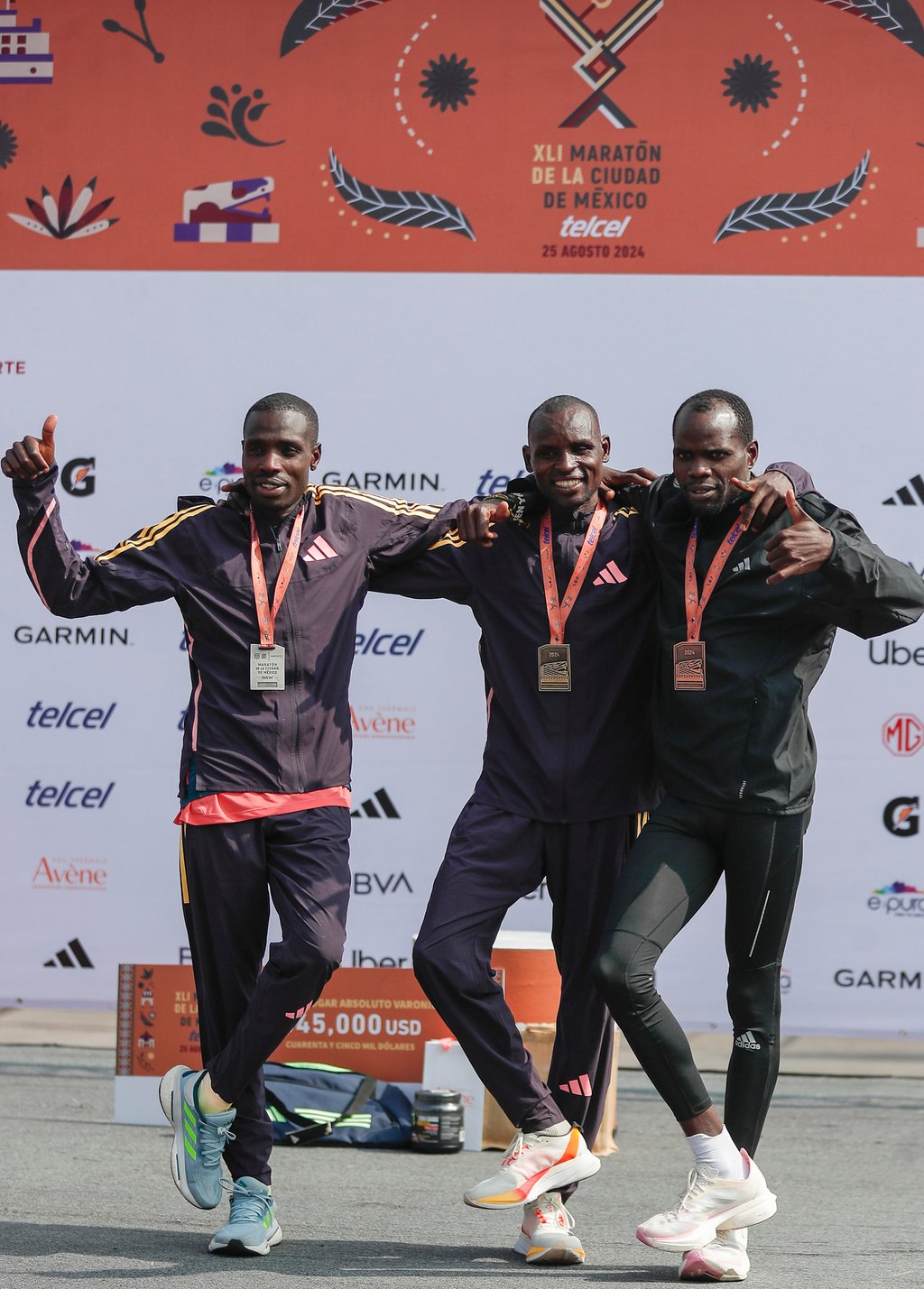 Podio. Los kenianos Edwin Kiptoo (c) primer lugar, Leonard Langat (i) segundo puesto y Francis Cheruiyot (d) en tercer lugar posan durante la premiación en la edición XLI Maratón de la Ciudad de México