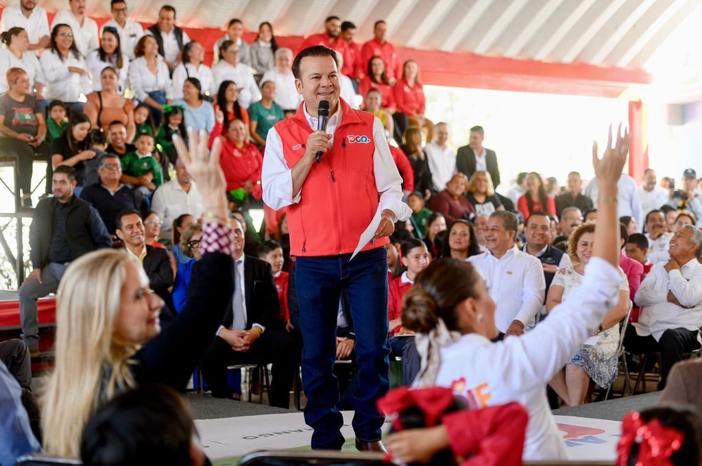 Mensaje. 'Ustedes deben de soñar en grande', les dijo Esteban Villegas a los estudiantes duranguenses al hacer entrega junto al presidente municopalAntonio Ochoa de kits de uniformes y útiles escolares.