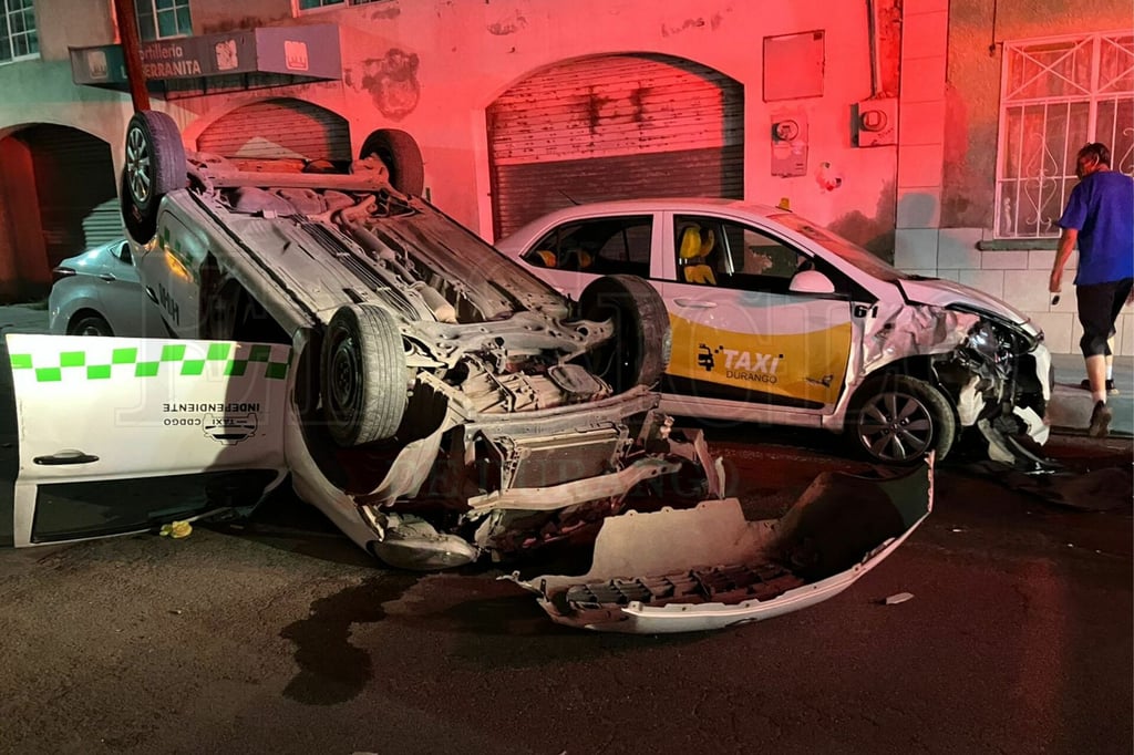 Taxista provoca choque-volcadura en calle Barcena