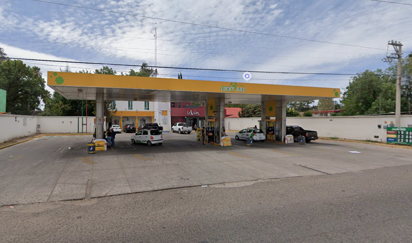 Conductor de camioneta pidió tanque lleno y escapó de gasolinera en Durango