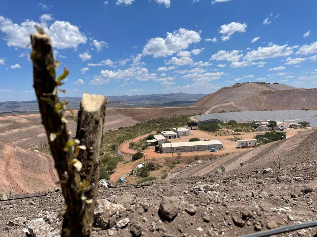 Mina. Esta mina operaba a cielo abierto; en la restauración ya se tapó toda la mina y se está emparejando y reforestando.