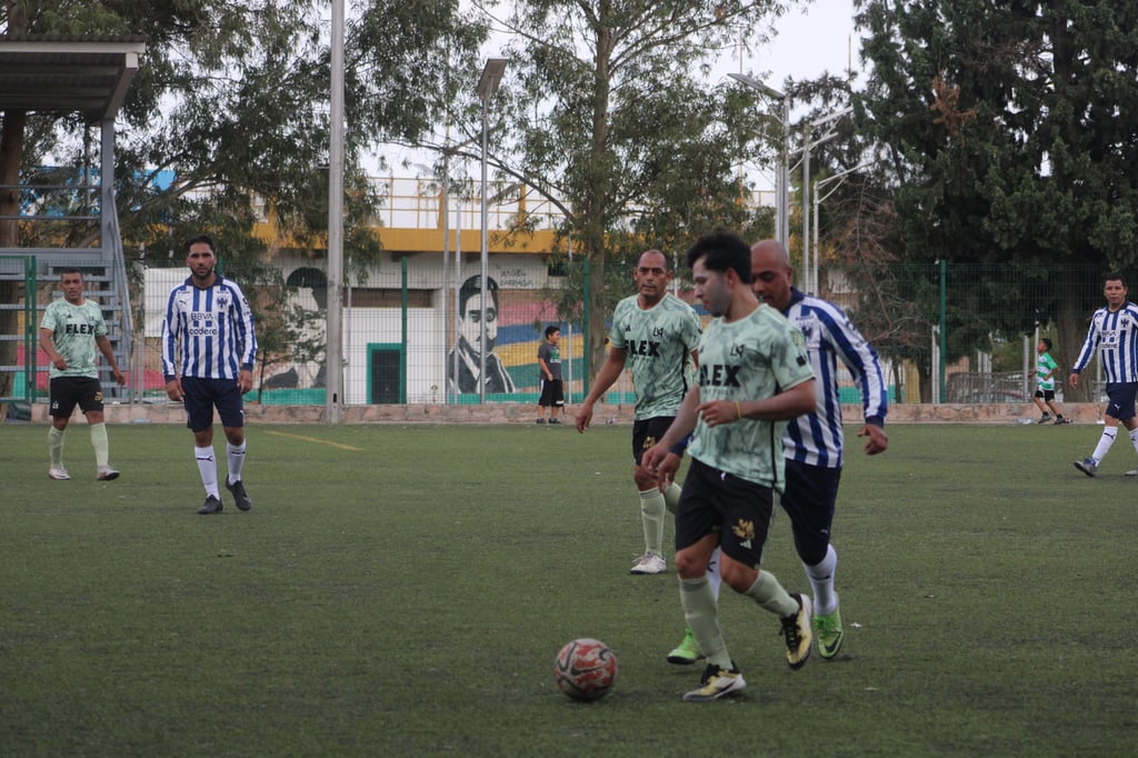 Líder. El equipo de Lobazos Romero Ciprés no suelta la cima de la categoría Premier de la Liga Durango de Futbol para Veteranos.