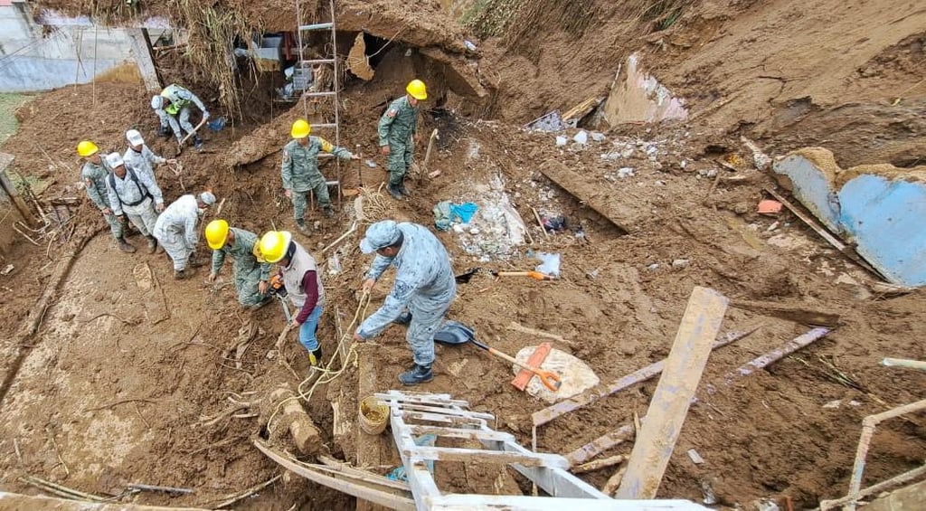 Fallecen tres personas en deslave de cerro; Guardia Nacional aplica 'Plan GN-A'