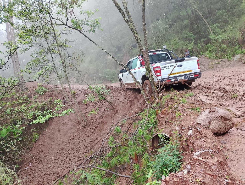 Problema. El acceso a Tayoltita, cabecera del municipio de San Dimas, se encuentra intransitable a raíz de las lluvias; camionetas y camiones de pasajeros, así como camiones troceros se han quedado atascados.