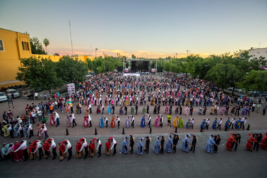 Finalidad. Este evento busca reunieron a cientos de bailarines de danza folklórica para interpretar simultáneamente la emblemática danza de 'El revolcadero'.