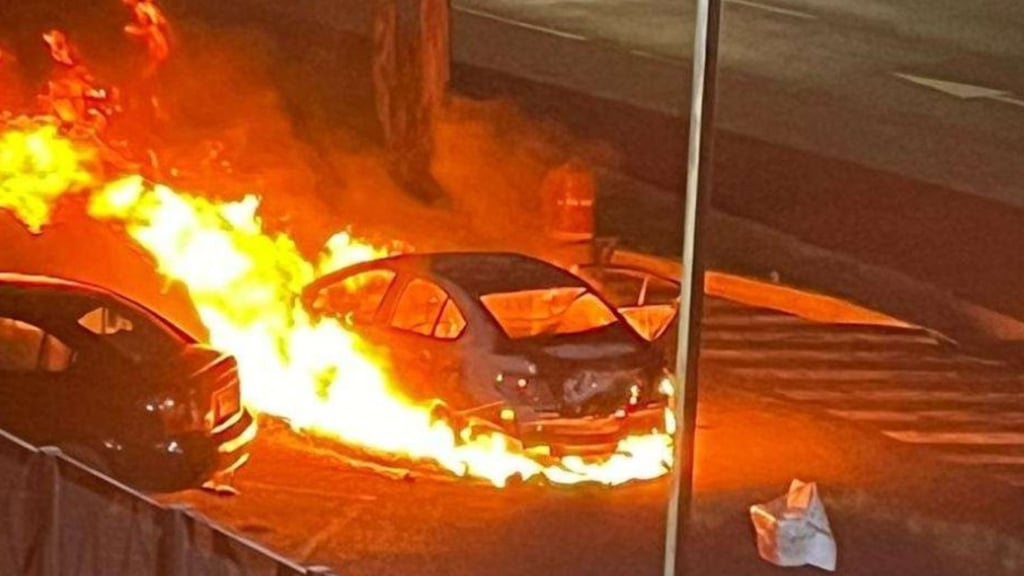 Abandonan y queman auto con restos humanos cerca del C5 | VIDEO