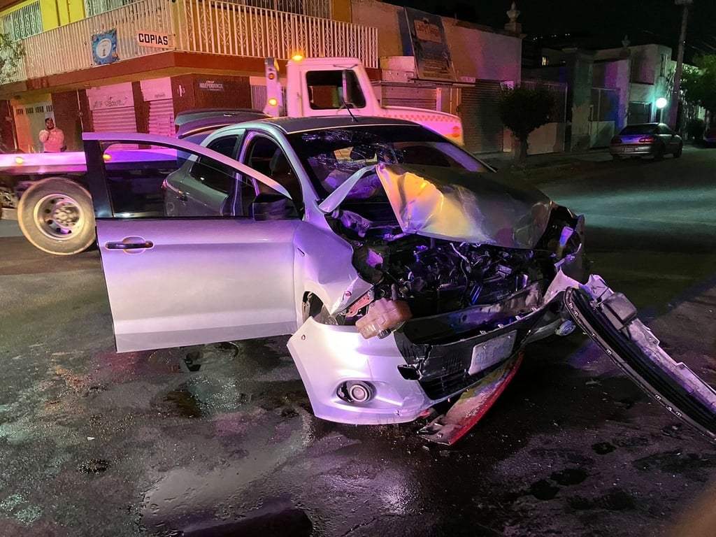 Accidente. Fuertes daños materiales arrojó el choque en Independencia y Gabino Barreda, la noche de este domingo.
