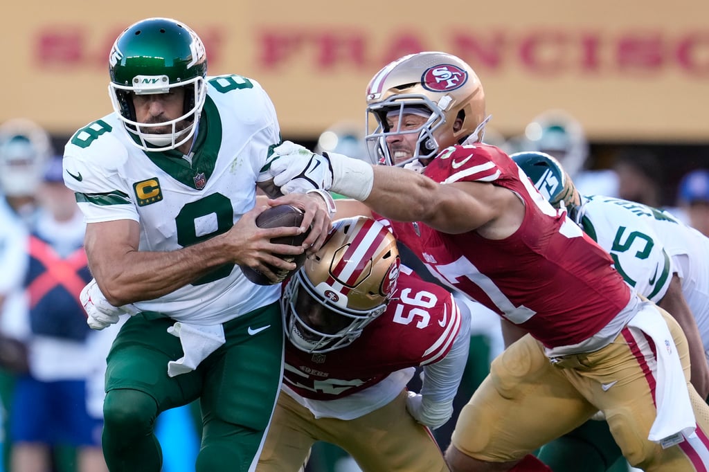 Números. Rodgers, de 40 años, acabó el partido contra los 49ers con 167 yardas lanzadas (13 de 21), con un pase de anotación de 36 yardas para Allen Lazard y una interceptación.