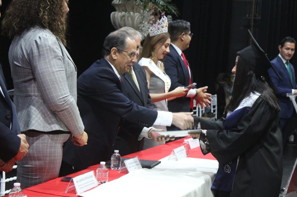 División. De los 93 egresados, 61 pertenecen a la carrera de Psicología en modalidad presencial, 13 a la modalidad virtual y 19 a la carrera de Terapia de la Comunicación Humana. 