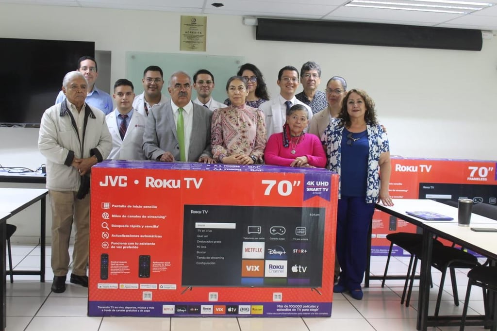 Rubén Solís Ríos entregó a la directora de la Facultad de Medicina y Nutrición (FAMEN), Ma. del Carmen Rojas García, 40 mesabancos y seis pantallas destinadas para la práctica clínica.