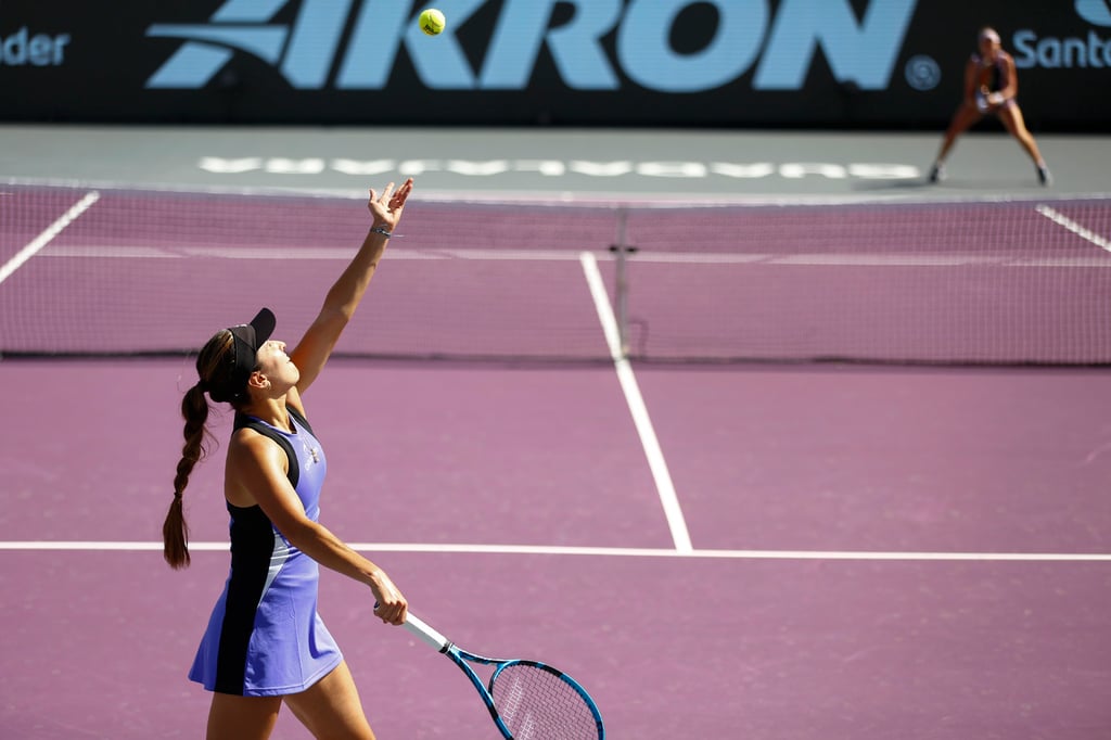 Acción.  Camila Osorio de Colombia reacciona ante Veronika Kudermetova de Rusia.