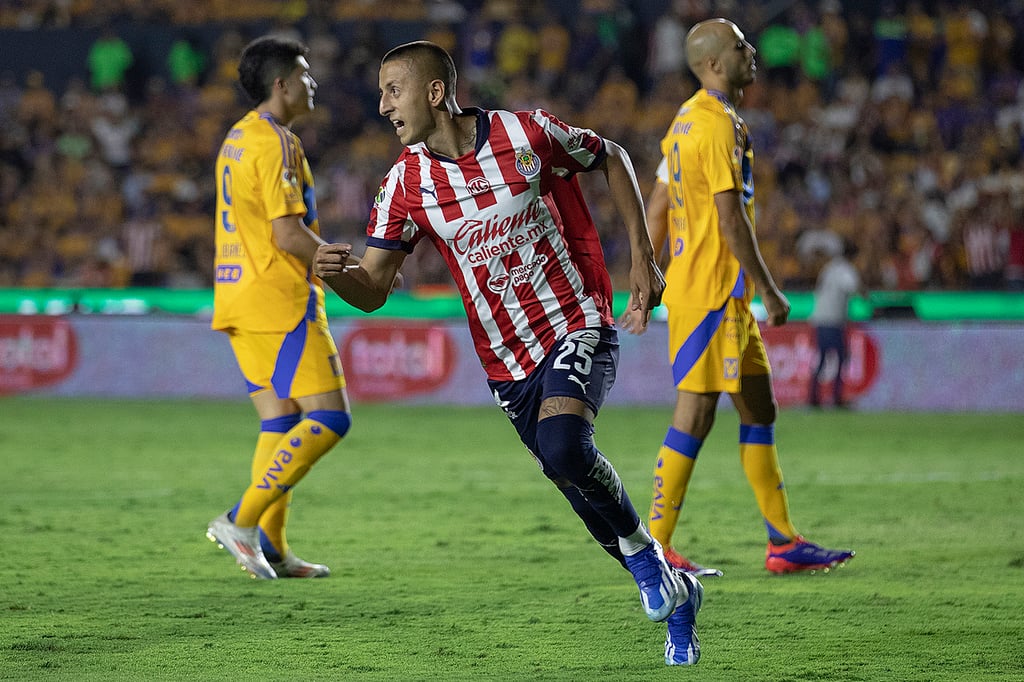 Renovado. Roberto Alvarado seguirá con las Chivas, por lo menos, hasta el 2028.