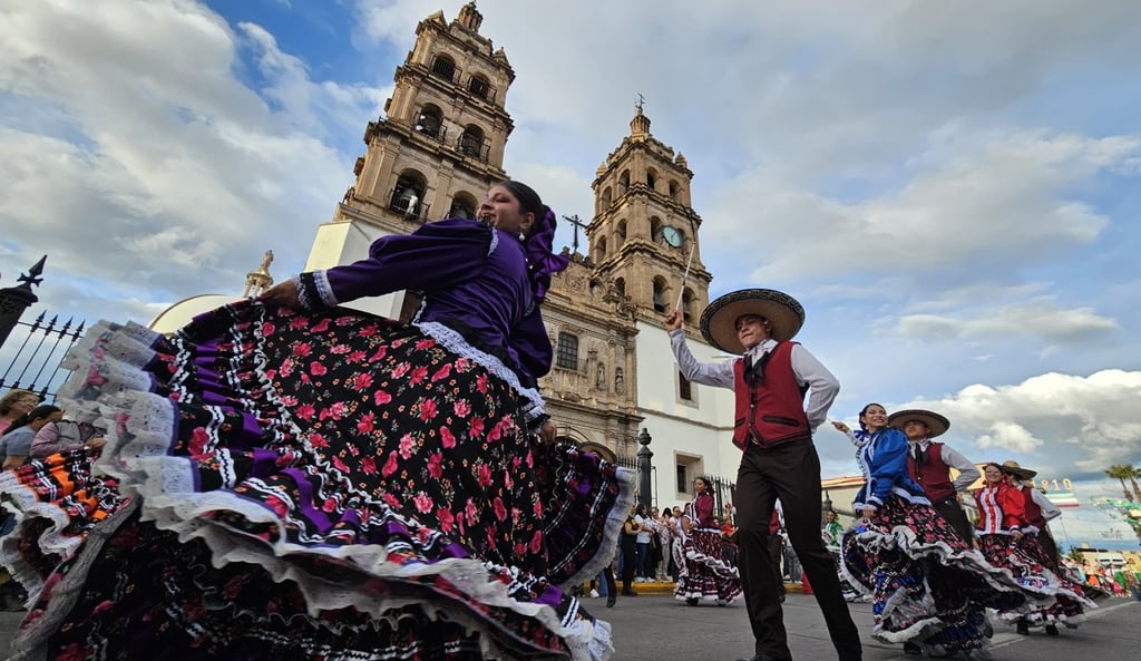 Decenas de duranguenses se reunieron en avenida 20 de Noviembre para ser testigos del desfile.